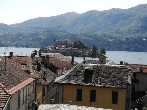 vista su una città con montagne e un lago di Il Sasso appartamento a Orta San Giulio