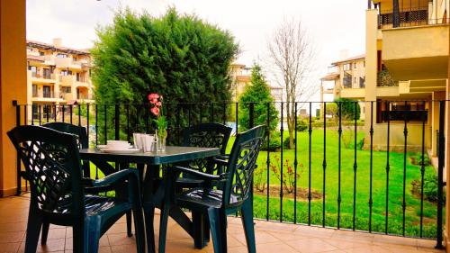 Κήπος έξω από το HC Apartments Kaliakria