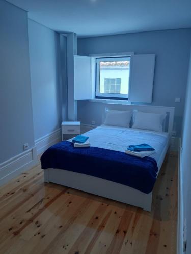 a blue bedroom with a bed with a blue ceiling at São Bartolomeu Apartment 3 in Coimbra