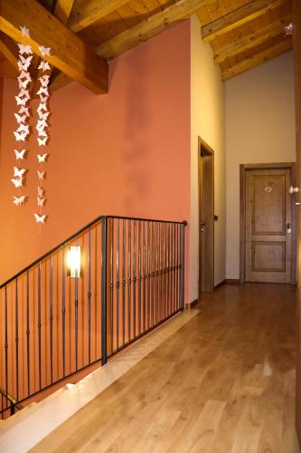 an empty room with orange walls and wooden ceilings at hotel Parco Pineta in Cavareno