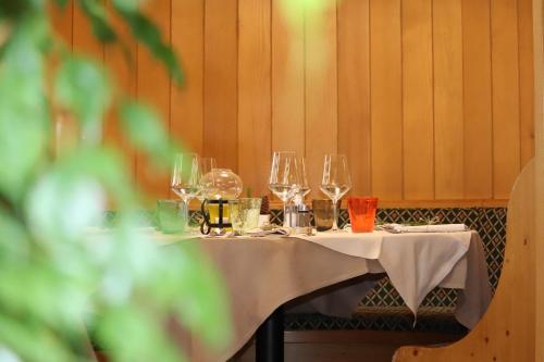 a table with wine glasses on top of it at hotel Parco Pineta in Cavareno