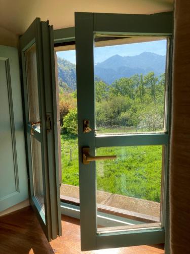 an open door with a view of a mountain at Posada la escuela - Bed&Breakfast in Cicera