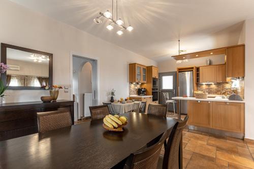 a kitchen with a table with bananas on it at Villa argo in Glinádhon