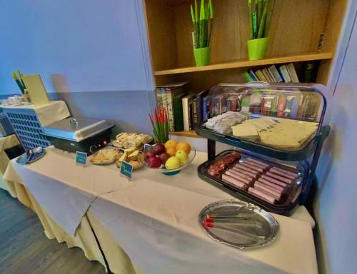 een tafel met eten bovenop een tafel bij Hotel Gioia in Florence