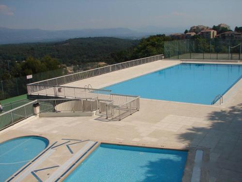 una grande piscina con vista sulle montagne di T3 avec magnifique vue montagne, 3 étoiles, piscine et parking, clim a Mougins