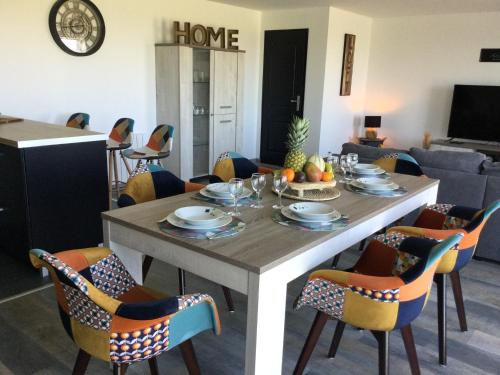 une salle à manger avec une table et des chaises dans l'établissement Sur les routes de la mer, à Saint-Inglevert