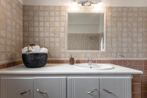 a bathroom with a sink and a mirror at Villa argo in Glinádhon