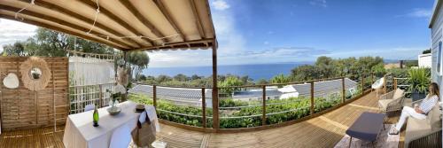 Elle comprend un balcon offrant une vue sur l'océan. dans l'établissement Mobil Home superbe Vue Mer St Raphaël, à Saint-Raphaël