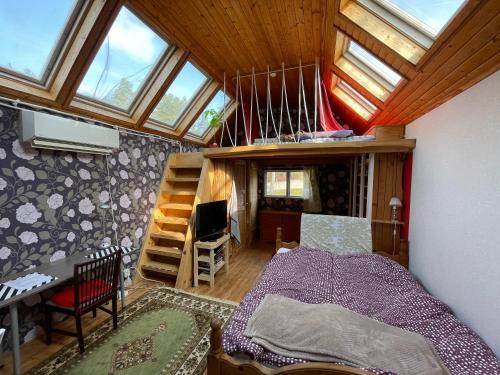 een slaapkamer met een bed in een kamer met een dak bij Erikssund in Erikssund