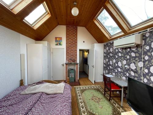 1 dormitorio con 1 cama en una habitación con techo en Erikssund, en Erikssund