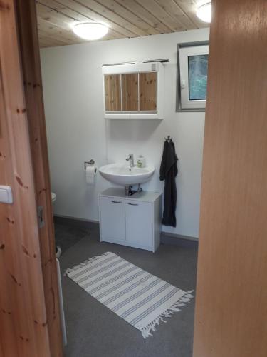 A bathroom at Gästehaus Älgstuga