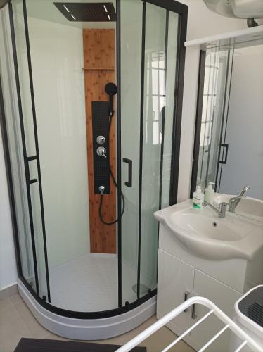 une salle de bain avec douche et lavabo dans l'établissement O'Couvent - Appartement 73 m2 - 2 chambres - A311, à Salins-les-Bains