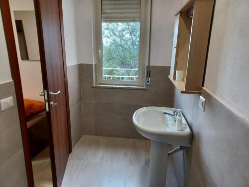 格里索利亞的住宿－b & b Magna Grecia，一间带水槽和窗户的小浴室