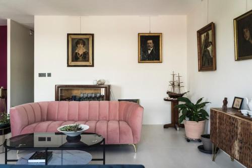 a living room with a pink couch and a table at Elegant Apt In The Historical Center Of Avignon in Avignon