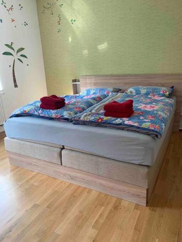 een bed met twee rode kussens in een slaapkamer bij Mitten im Ruhrgebiet, Willkommen, good wlan , Netflix, Parking Free, 100m2 flat in Oberhausen