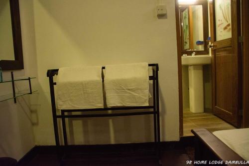 Postel nebo postele na pokoji v ubytování 98 Home Lodge Dambulla