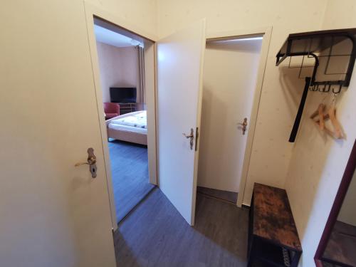a hallway with a door leading to a bedroom at Pension Ginko in Wernigerode