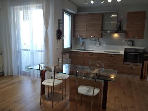 Η κουζίνα ή μικρή κουζίνα στο Belvedere Home vista mare e comfort