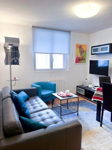 un salon avec un canapé et une télévision dans l'établissement Appartement*** T2 + cabine pour 4 personnes, à Cauterets