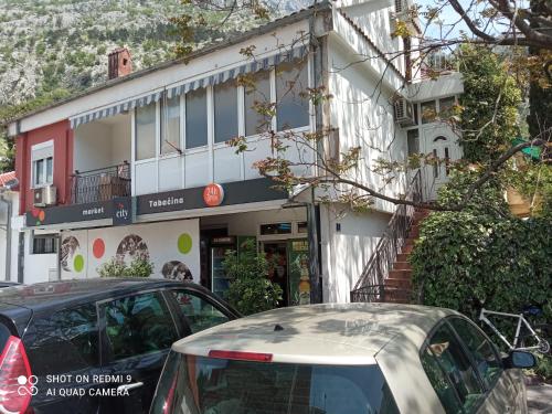 um edifício com um carro estacionado em frente em KotorHostelito em Kotor