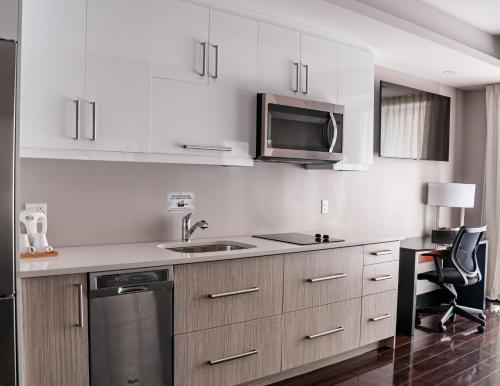 Η κουζίνα ή μικρή κουζίνα στο M Montreal Hostel