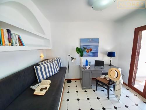 VILLA MAGICA 7 MINUTES WALK TO CENTER WITH POOL AND A/C