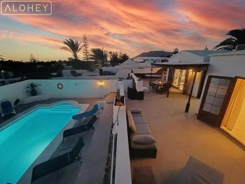 VILLA MAGICA 7 MINUTES WALK TO CENTER WITH POOL AND A/C