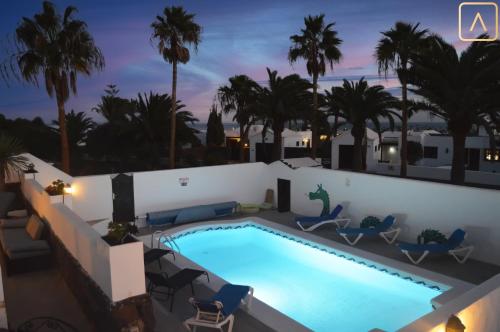 VILLA MAGICA 7 MINUTES WALK TO CENTER WITH POOL AND A/C