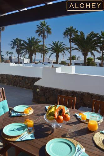 VILLA MAGICA 7 MINUTES WALK TO CENTER WITH POOL AND A/C