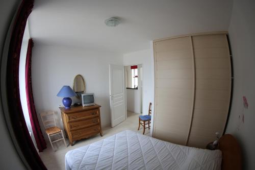 Een bed of bedden in een kamer bij GAUTIER 2