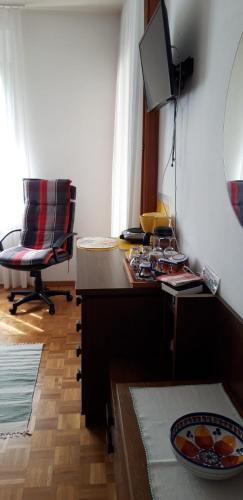 Habitación con escritorio y silla. en Casa Betulla en Sonogno