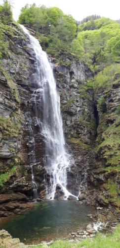 wodospad na zboczu góry ze stawem w obiekcie Casa Betulla w mieście Sonogno