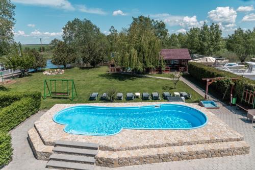 an overhead view of a swimming pool in a yard at Pensiunea Califar in Dunavăţu de Jos
