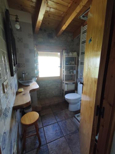 a small bathroom with a toilet and a sink at Ca La Martona 