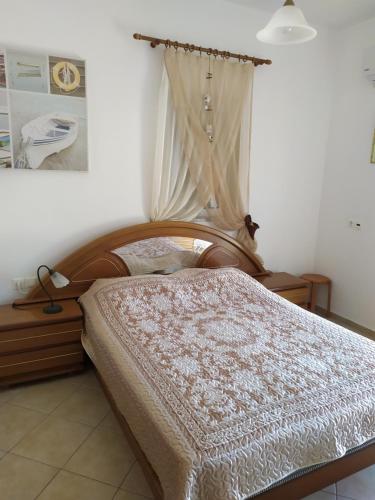 sypialnia z drewnianym łóżkiem z baldachimem w obiekcie Panoramic Balos Sea View House w mieście Kisamos