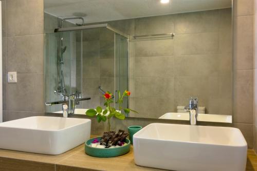 A bathroom at Ammoudara Bay Villa