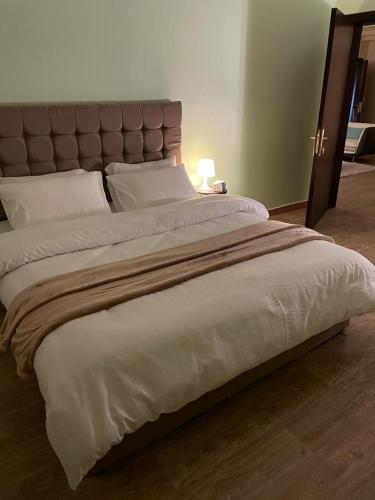 1 cama grande con cabecero grande en un dormitorio en شقق مفروشه خاصه بالطائف, en Taif