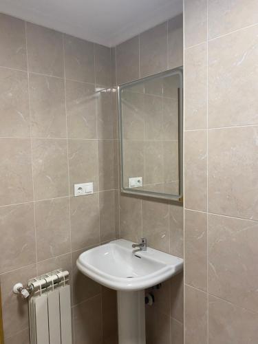 a bathroom with a sink and a mirror at Apartamento Turistico Valdellera IV in Posada de Llanes