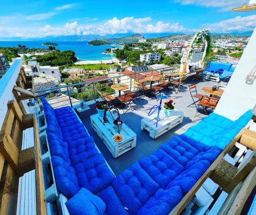 un balcón con sillas azules y una montaña rusa en Hotel Mira Mare, en Ksamil