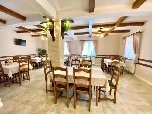 a large dining room with tables and chairs at Nagy-Homoród Étterem és Panzió in Rareş