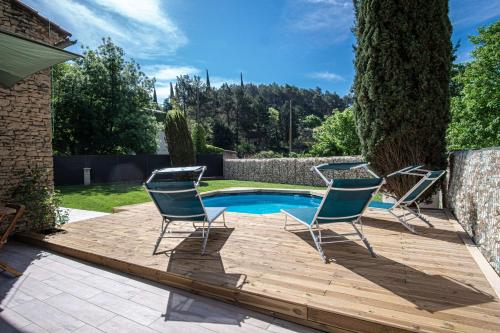 een patio met 2 stoelen en een zwembad bij Maison idéale pour les familles avec piscine privée - Fontaine-de-Vaucluse in Fontaine-de-Vaucluse
