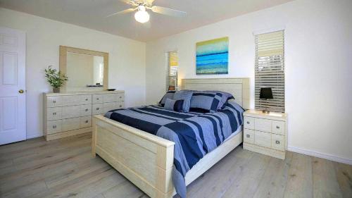 En eller flere senge i et værelse på !NEW! Villa Sunshine private Pool