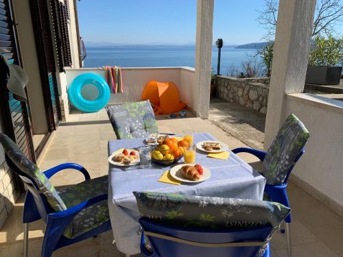 Φαγητό σε αυτό το διαμέρισμα ή κάπου εκεί κοντά