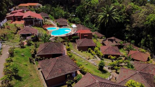 曼努埃爾安東尼奧的住宿－Bongo - Adults Only，享有带游泳池的度假村的空中景致