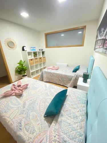 ルーゴにあるAPTO CÉNTRICO ARENAL FAMILY, PARKING GRATISのベッドが2つと大きな窓がある部屋