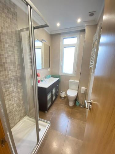 ルーゴにあるAPTO CÉNTRICO ARENAL FAMILY, PARKING GRATISのシャワー、トイレ、洗面台を備えたバスルーム