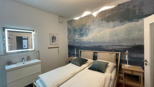 เตียงในห้องที่ Kutscher's Ostsee FeWo - kostenlos Parken