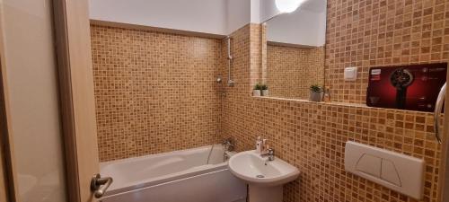 een badkamer met een wastafel, een bad en een toilet bij SOPHIE Apart BelleView in Sinaia