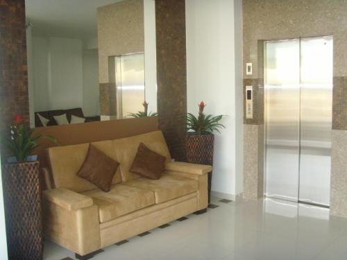 a living room with a couch and a mirror at Hotel Sol de Piedemonte in Yopal