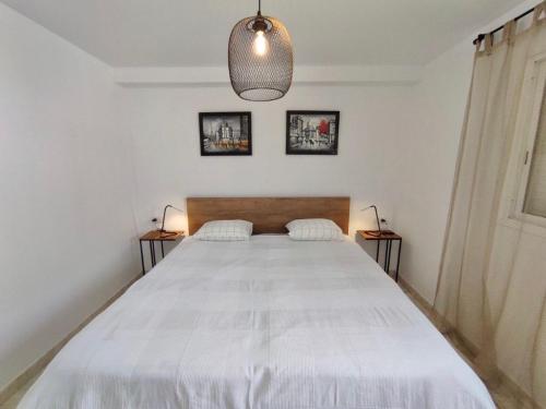 A bed or beds in a room at Bungaló Santa Ana